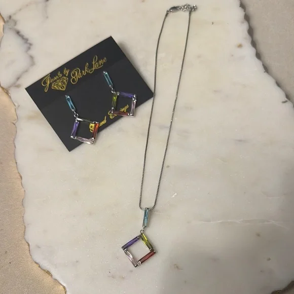 “Panache” Beautifully Designed Multi Colored Necklace with Earrings - Picture 4 of 4